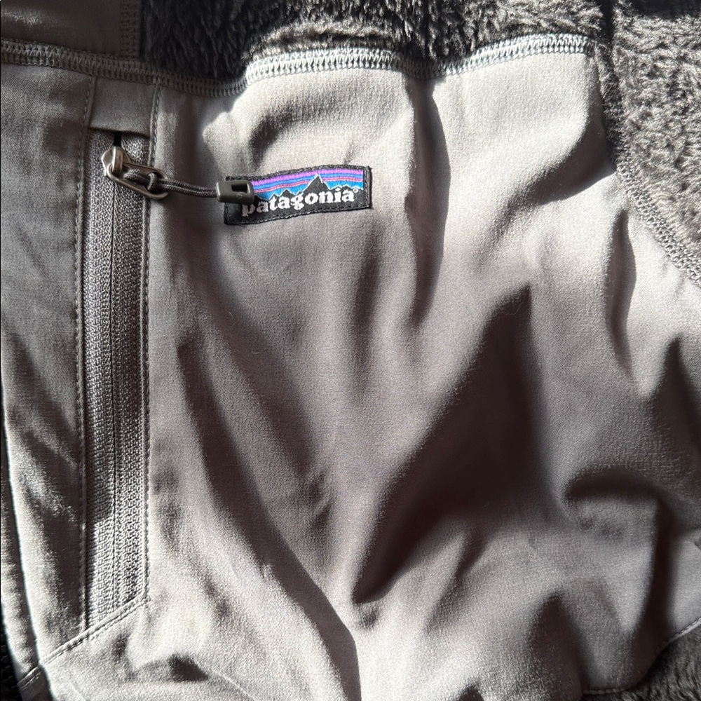 Patagonia Men’s Gray/Black Fleece Jacket - Picture 3 of 4